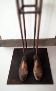 Héctor de Anda La horma de tus zapatos Metal, alambre recocido,  madera y cuero 150cm x 40cm x 40cm 1999 